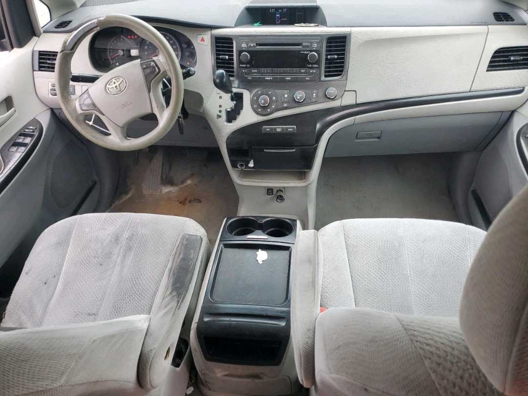 Car Image 2011 TOYOTA SIENNA