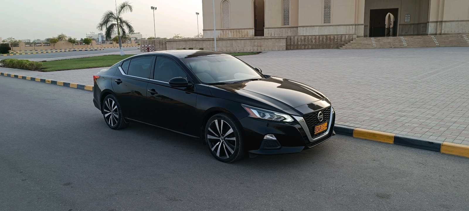 Car Image 2019 NISSAN ALTIMA SR